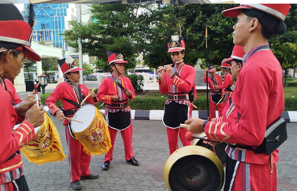SIAP BERTUGAS: Bregada Reksawinanga Kelurahan Ngampilan, Ngampilan, Yogyakarta, berkumpul di halaman gedung DPRD DIY sebelum mereka berjaga di kawasan Malioboro.
