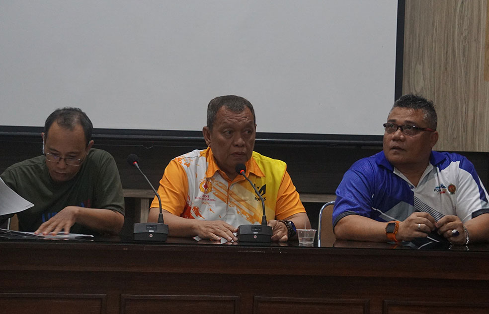 Ketum KONI Kota Jogja Aji Karnanto (tengah) didampingi Ketua Panitia Pelaksana Musorkot, Rino Pattiasina, dan Ketua Tim Penjaringan dan Penyaringan Edy Prayitno.