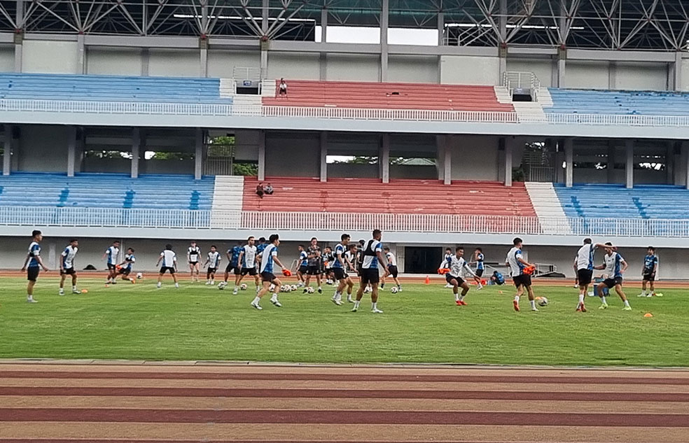 Para pemain PSIM Jogja saat menjalani latihan rutin.