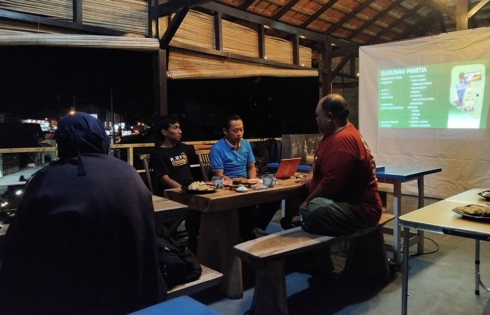 Para panitia Bang Udin Cup #2 saat rapat, Sabtu (15/11) malam