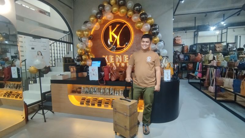Pengusaha tas kulit Bagus Feriyanto dengan brand merek Kenes Leather