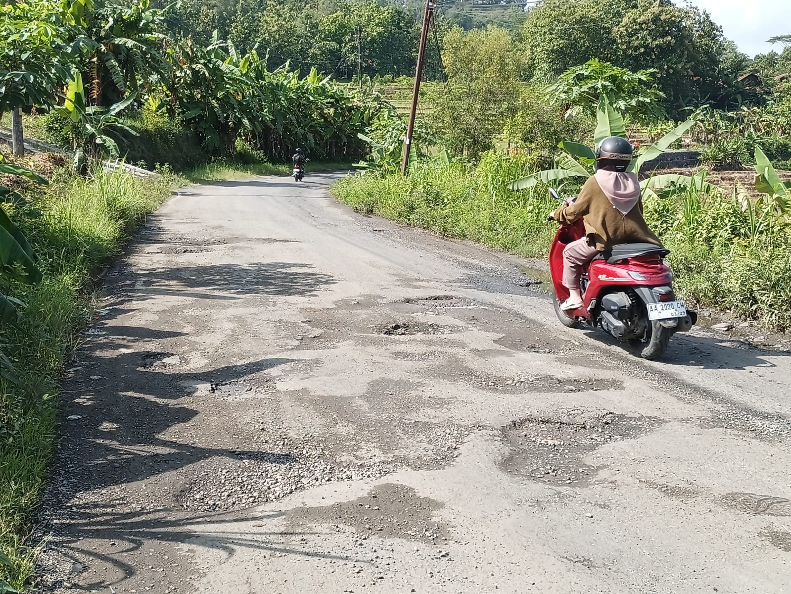 Pengendara sepeda motor tampak berhati-hati melintasi Jalan Raya Mertakanda-Karangsambung akibat jalan rusak parah. (M Hafied/Radar Jogja)