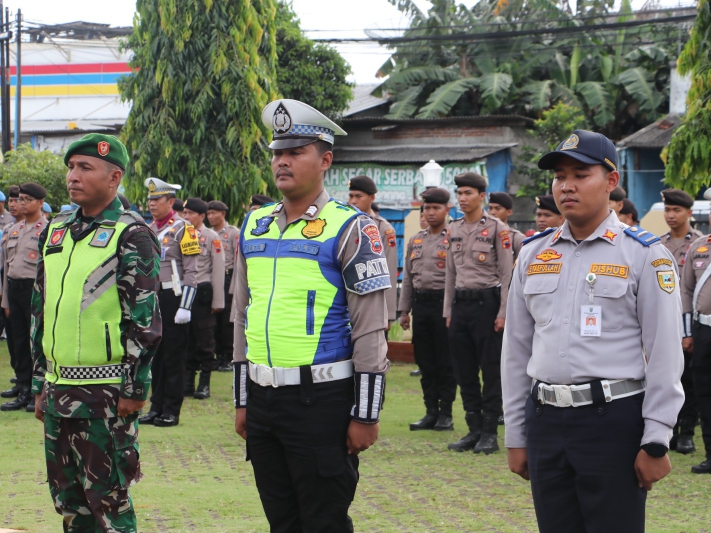 Kapolres Kebumen AKBP Eka Baasith Syamsuri menyematkan pita kepada personel sebagai tanda dimulainya Operasi Zebra Candi 2025 selama 14 hari. (Dokumentasi Polres Kebumen)  &nbsp;  &nbsp;