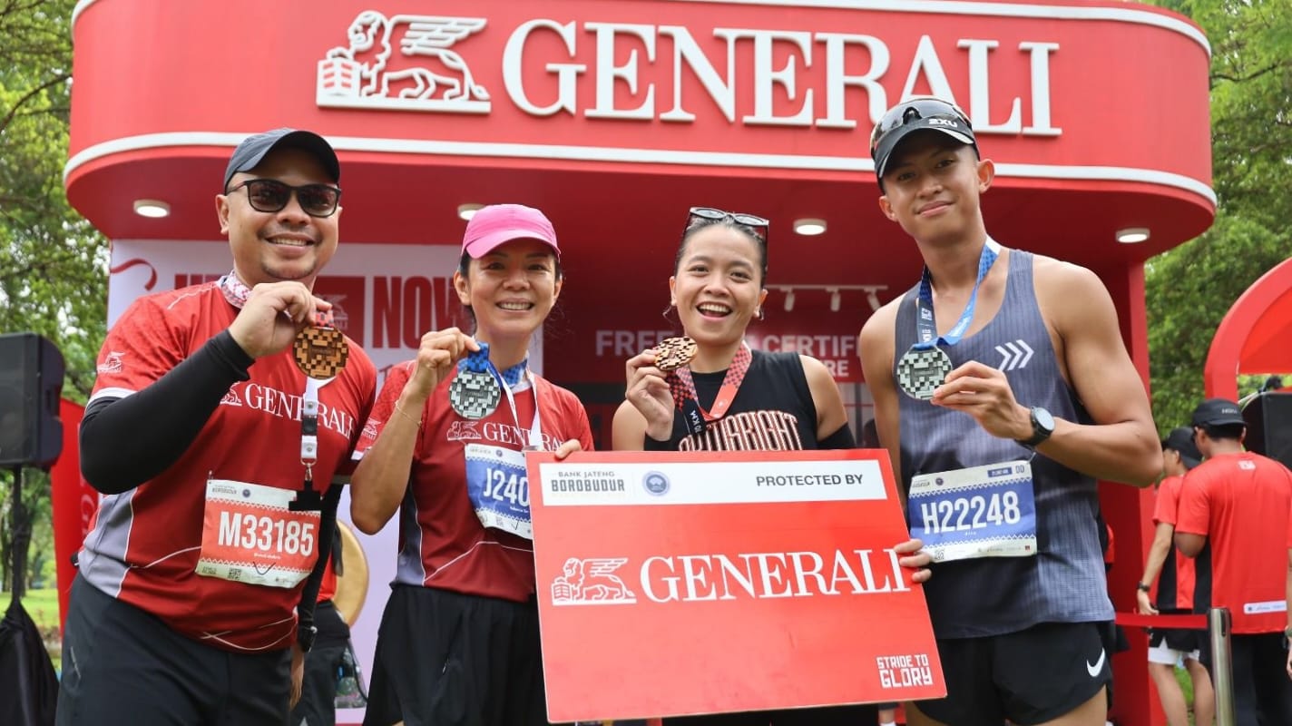 Direksi Generali Indonesia, Rebecca Tan selaku President Director and CEO didampingi oleh Windra Krismansyah selaku Head of Corporate Communications secara simbolis menyerahkan proteksi