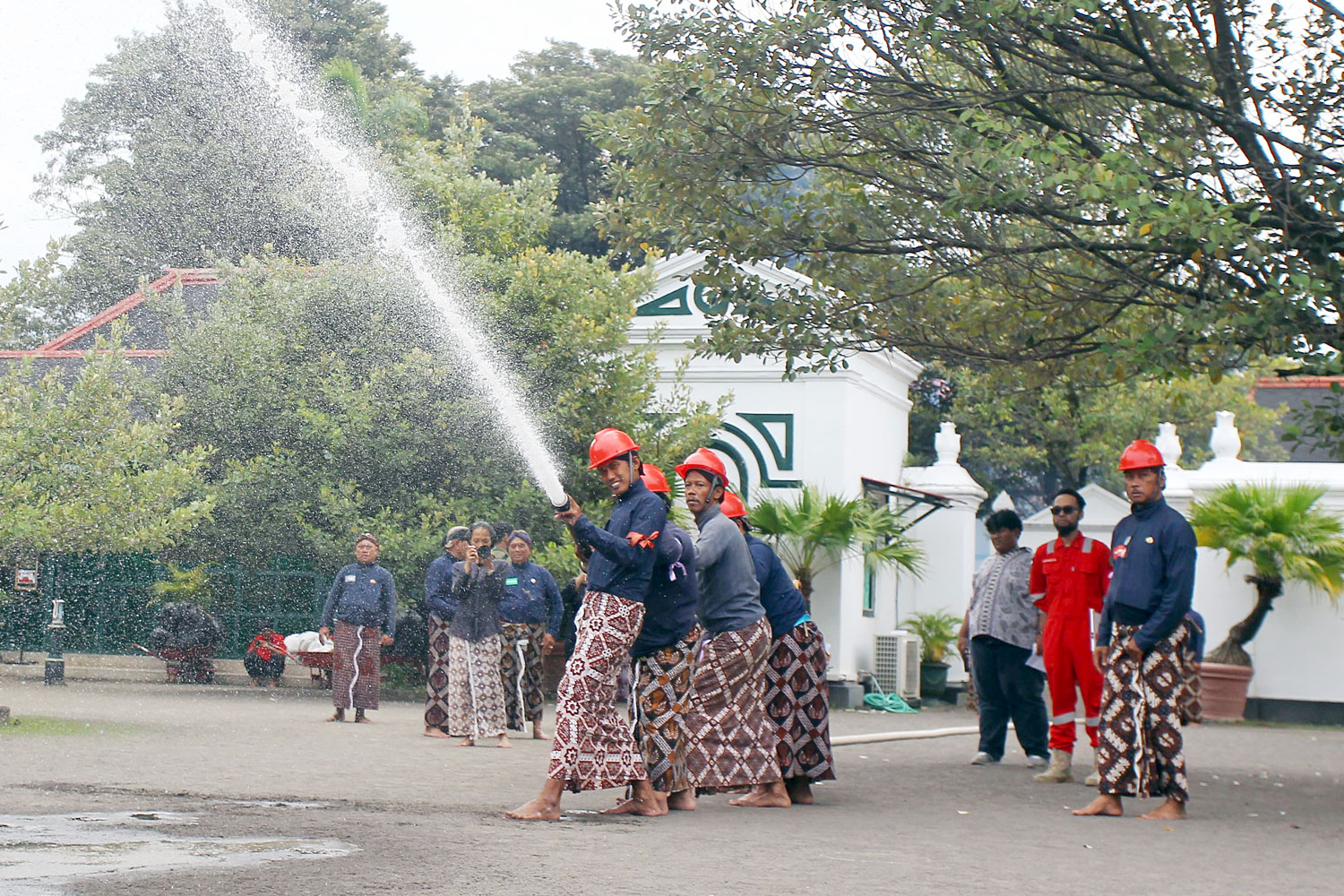 Abdi dalem berlatih memadamkan api menggunakan selang bertekanan dalam simulasi Pelatihan Manajemen Keselamatan Kebakaran Gedung (MKKG) di kompleks Keraton Jogja, kemarin  (17/11).