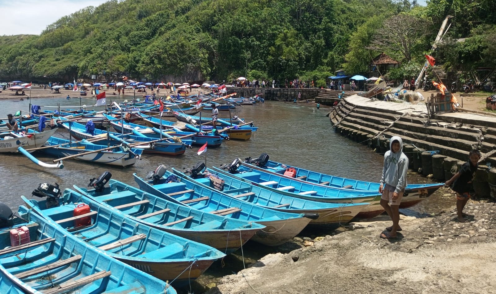 Keberadaan talud di pesisir Pantai Baron berperan sebagai langkah jangka pendek untuk mengatasi abrasi yang terjadi setiap tahun.