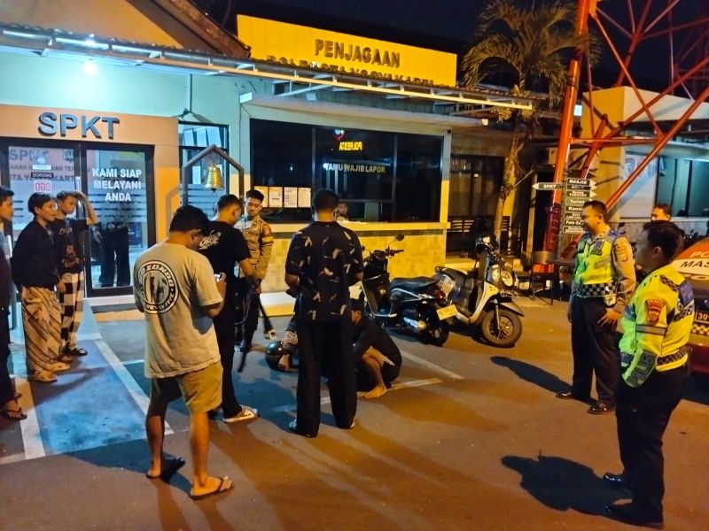 AMANKAN : Para pelaku dan sejumlah barang bukti saat diamankan di Polresta Yogyakarta, Minggu (16/11/2025) malam.&nbsp;
