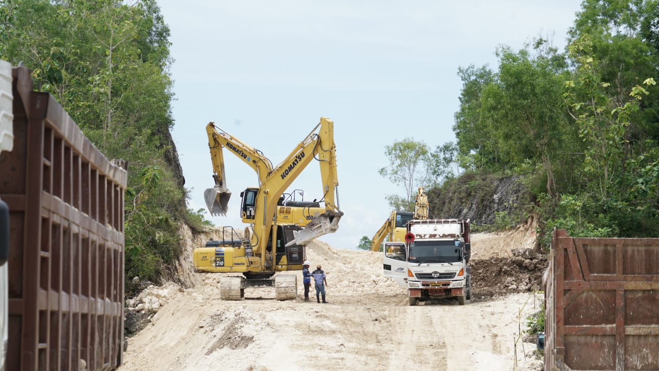 Proses pembangunan ruas Jalan Simpang Kepek-Ngobaran setelah sempat terhenti sejak pembangunan tahap awal pada 2017.