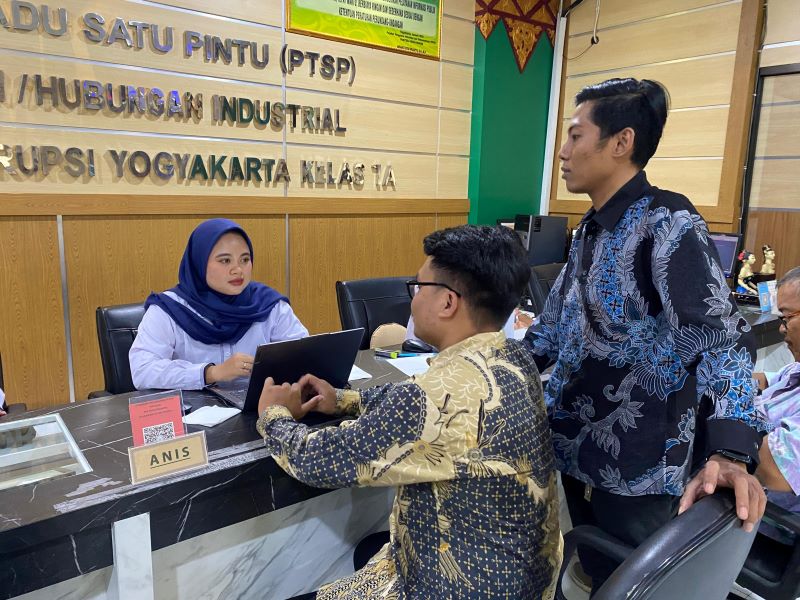 PROSES HUKUM: Kuasa hukum mantan Jagabaya Kalurahan Maguwoharjo Edi Suharjono saat datang ke Pengadilan Tinggi Tipikro Jogjakarta untuk mengajukan banding Senin (17/11).
