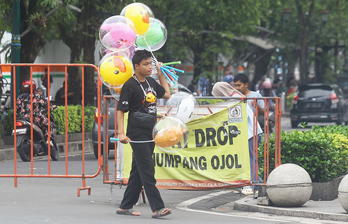 Warga penjual mainan anak-anak berkeliling menawarkan dagangannya di kawasan Malioboro, Kota Jogja, Senin (17/11). Sebanyak 221.962 warga miskin di wilayah DIJ akan menerima Bantuan Langsung Tunai.