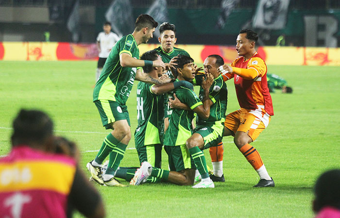 JURU SELAMAT: Pemain PSS Sleman berselebrasi setelah mencetak gol di Maguwoharjo International Stadium (MagIS) Senin 18/11/2025).