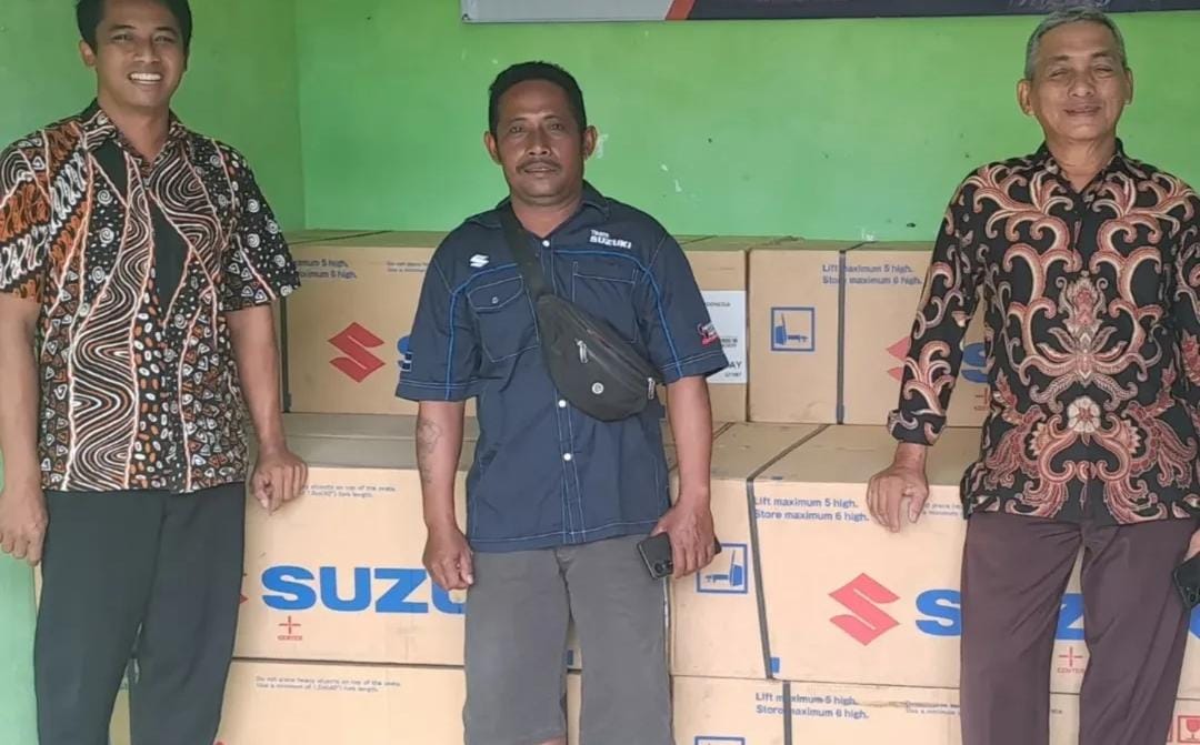 PEMBERIAN: Bantuan berupa 20 unit mesin tempel 15 PK yang diberikan untuk KNMP Poncosari