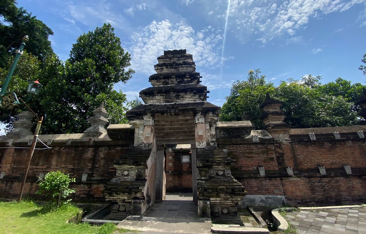 Gerbang Kompleks Makam Raja Mataram