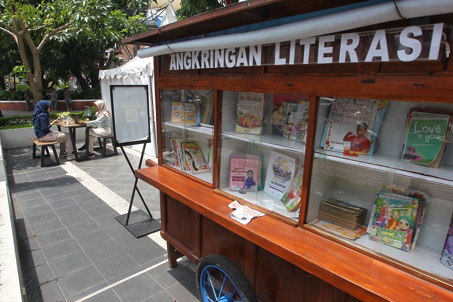 Angkringan literasi yang menyediakan berbagai buku bacaan sebagai