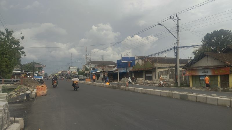 HAMPIR SELESAI: Pelebaran Jalan Bantul yang sudah mencapai 87 persen Selasa (18/11).