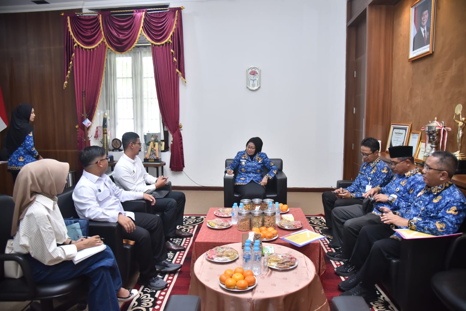 Pertemuan antara Pemerintah Kabupaten (Pemkab) Kebumen dan Badan Gizi Nasional (BGN) di ruang kerja Bupati Kebumen, Senin (17/11). Pertemuan ini fokus membahas optimalisasi keterserapan bahan baku lok