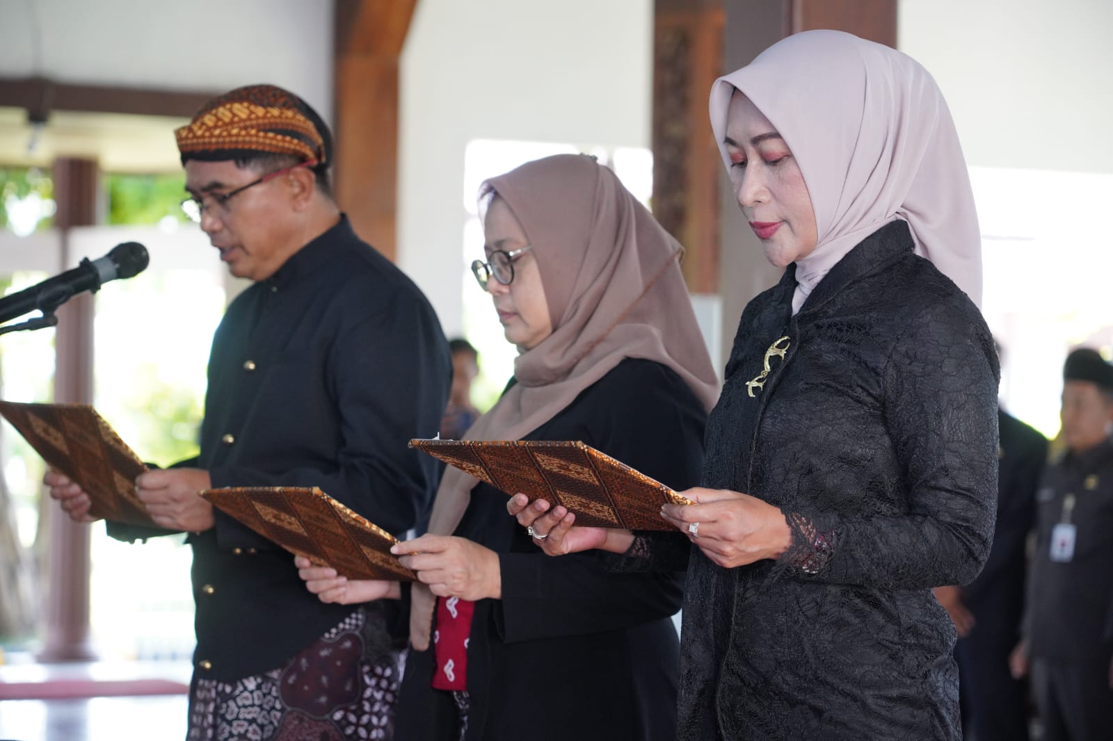 Bupati Kebumen Lilis Nuryani melantik sekaligus mengambil sumpah jabatan tiga kepala dinas dan pejabat adimistrator di Pendopo Kabumian, Selasa (18/11).