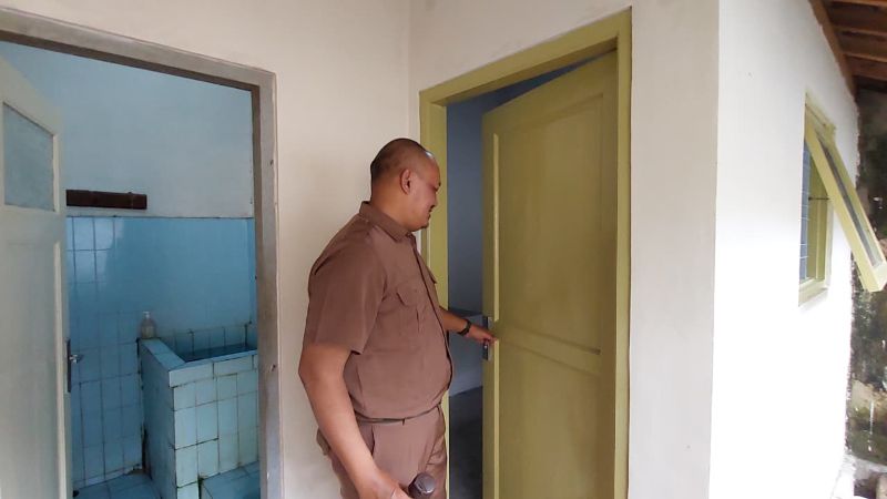 SEMENTARA: Pekerja Sosial menunjukkan shelter sementara untuk ODGJ.&nbsp;