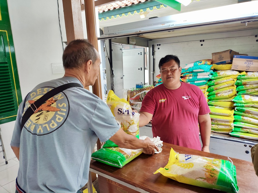 MURAH :&nbsp;Suasana pasar murah yang diselenggarakan di kemantren Jetis beberapa waktu lalu.