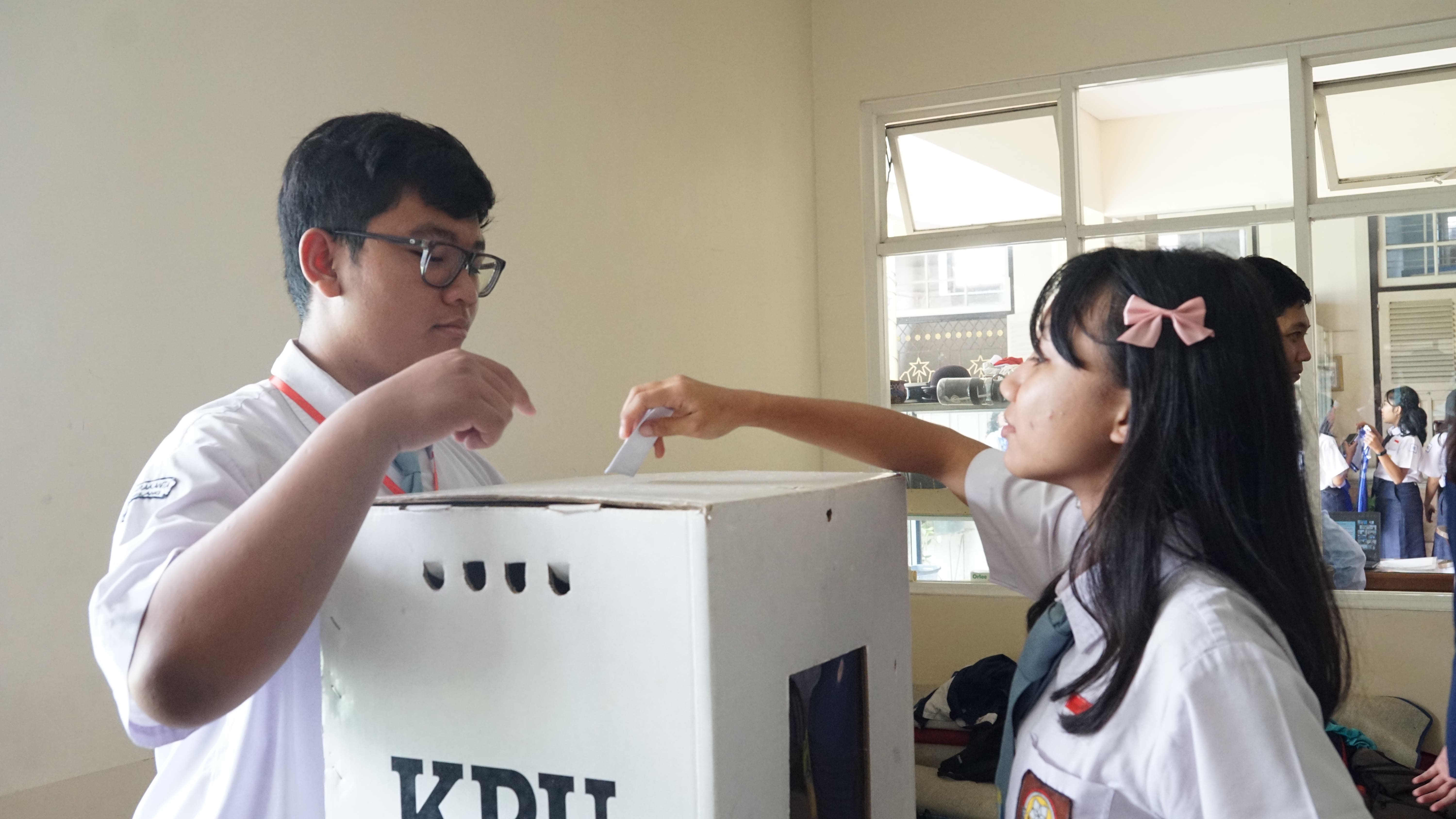 Para siswa mengikuti sosialisasi yang menjadi bagian dari rangkaian program KPU Kota Magelang.  &nbsp;