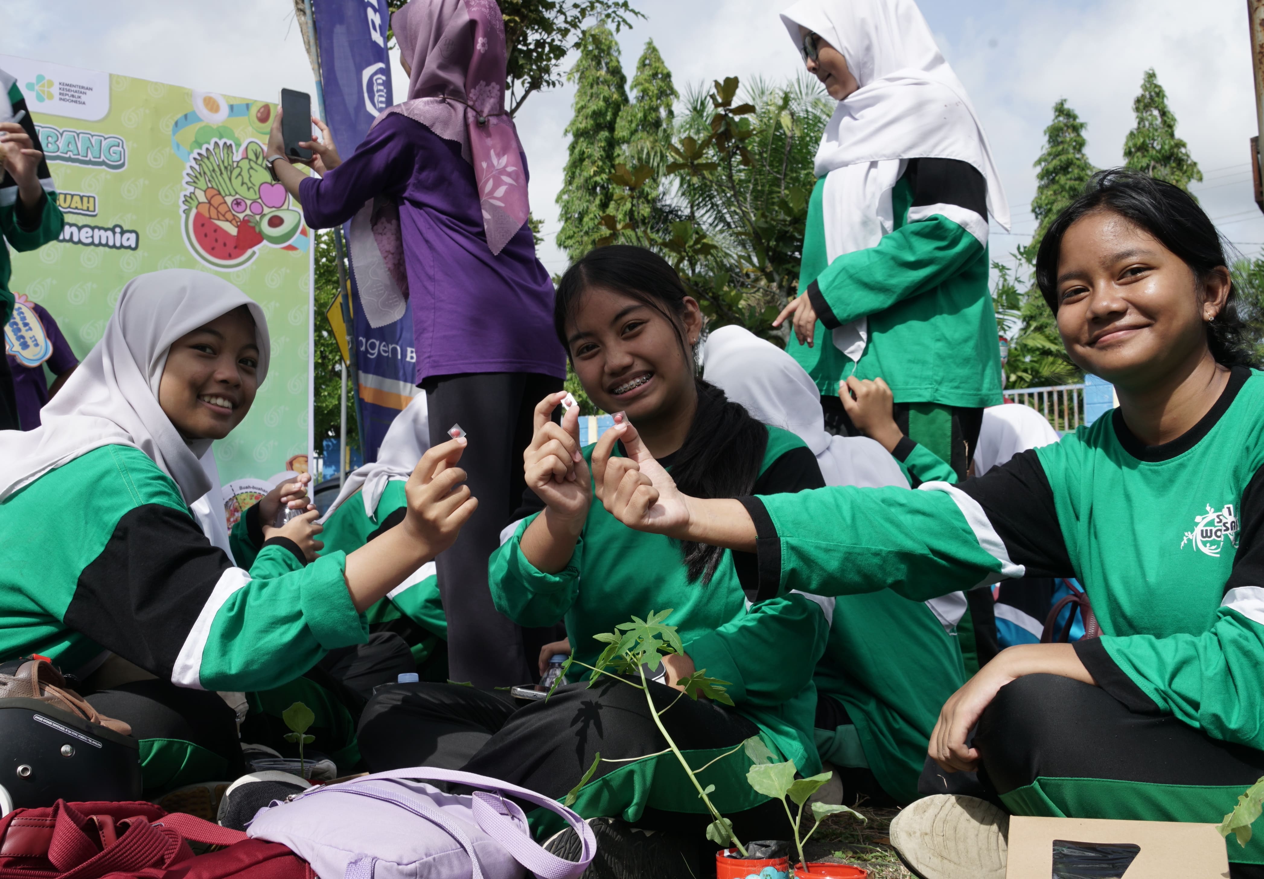 Peringatan HKN di Terminal Induk Dhaksinarga Gunungkidul membagikan tablet tambah darah pada 500 remaja tingkat SMP dan SMA.
