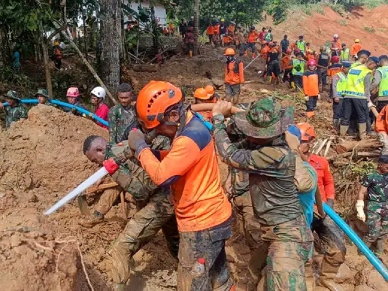 MISI KEMANUSIAAN : Tim berjumlah 26 personel diberangkatkan untuk membantu proses evakuasi korban yang tertimbun material longsor.
