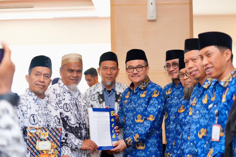 Rasnal dan Abdul Muis menerima SK Pengaktifan kembali sebagai ASN di Kantor Gubernur SulSel.