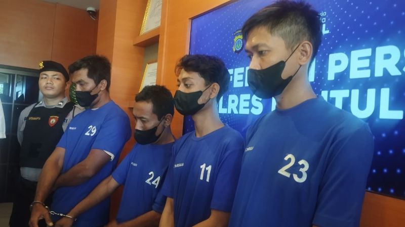 MASUK BUI: Empat tersangka penganiayaan Happy Sahana saat dihadirkan dalam jumpa pers Polres Bantul Selasa (18/11/2025).&nbsp;