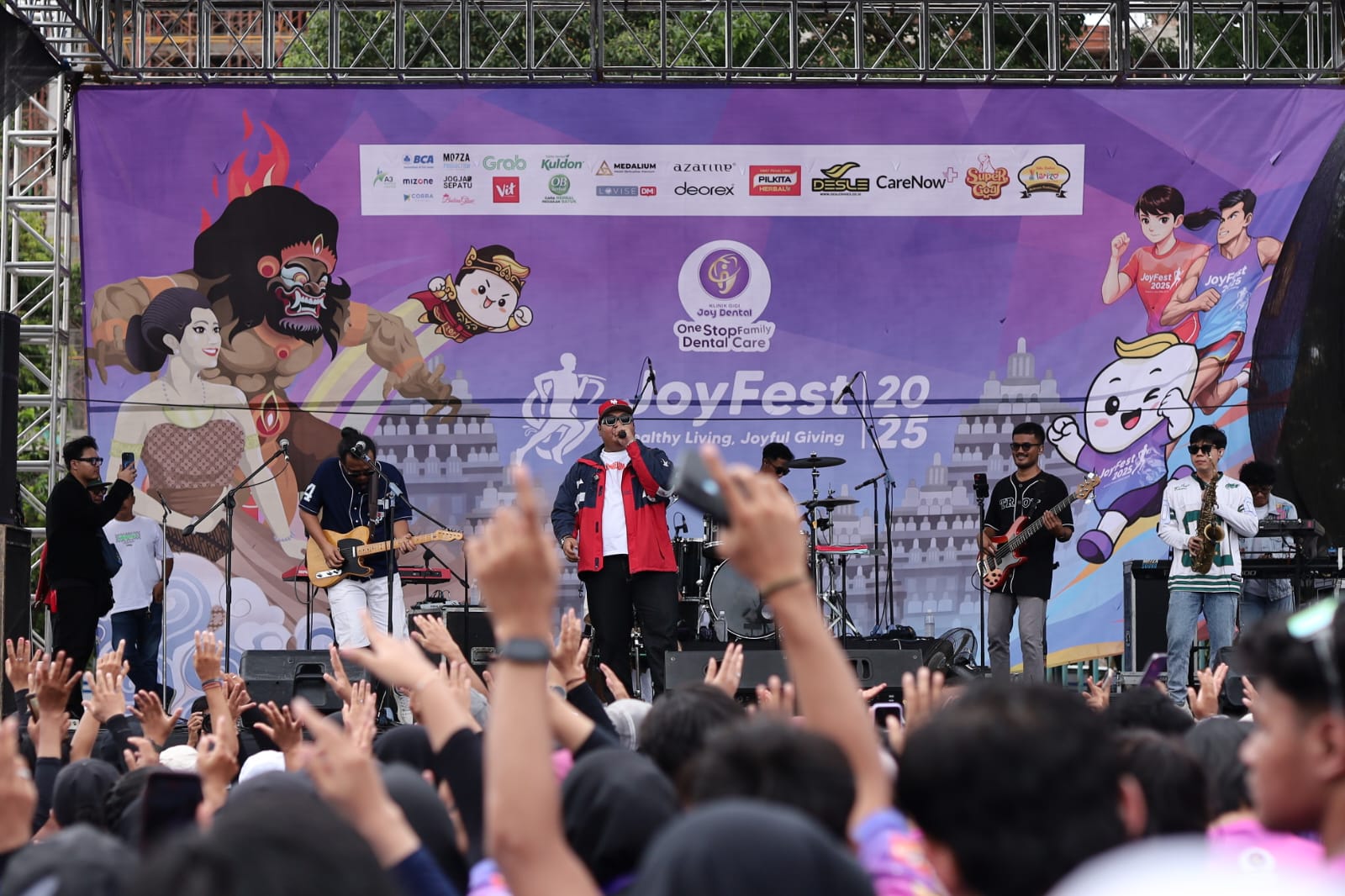 Ndarboy Genk menghibur para peserta JoyFest 2025, di halaman parkir Stadion Mandala Krida, Yogyakarta, Minggu (16/11/2025).