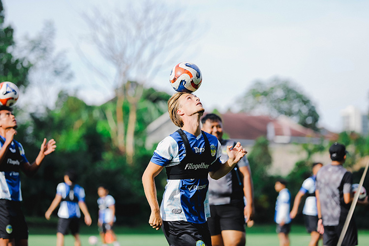 LATIHAN: Pemain PSIM Jogja asal Belanda Donny Warmerdam.
