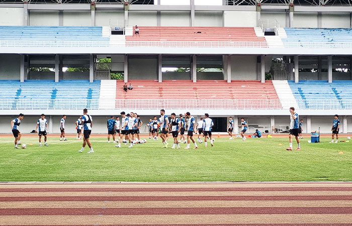 Para pemain PSIM Jogja saat menjalani latihan rutin.