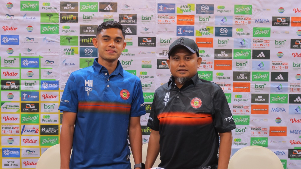 Pelatih Persiraja, Akhyar Ilya (hitam) ingin para pemain bermain lepas tanpa tekanan saat menjamu Sumsel United di Pegadaian Championship
