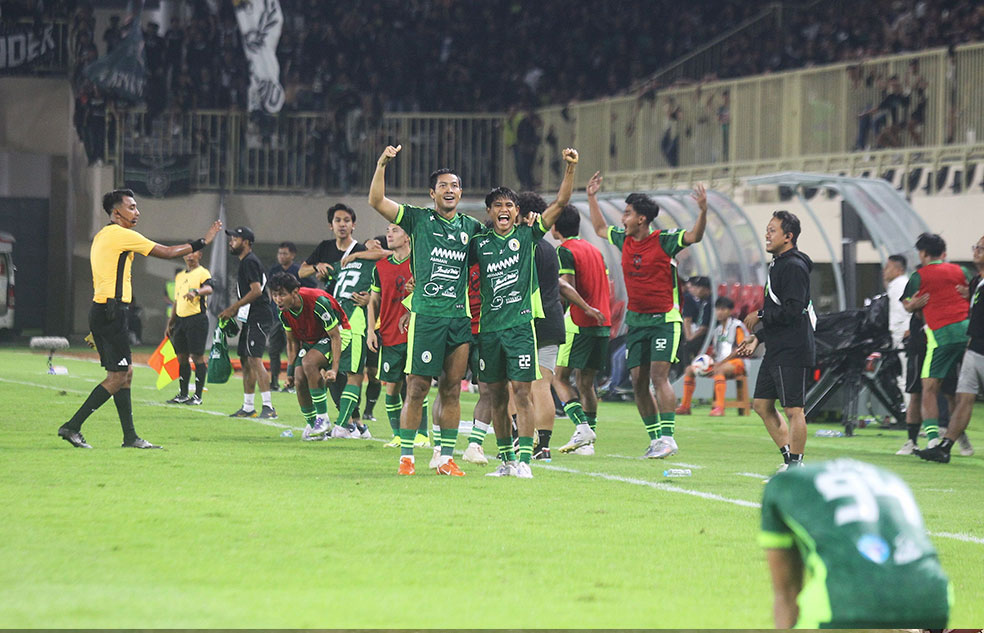 BIASADI CADANGKAN: Para pemain PSS Sleman merayakan kemenangan atas Persiku Kudus 2-1 yang gol keduanya diperoleh di menit akhir dalam pertandingan di MagIS, Senin (17/11) malam.