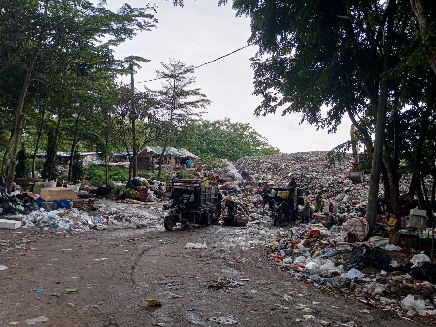 PASTIKAN BERSIH: Armada pengangkut saat menurunkan sampah di TPAS Wukirsari. TPAS ini bangun fasilitas cuci armada agar bersih saat kembali ke jalan umum.