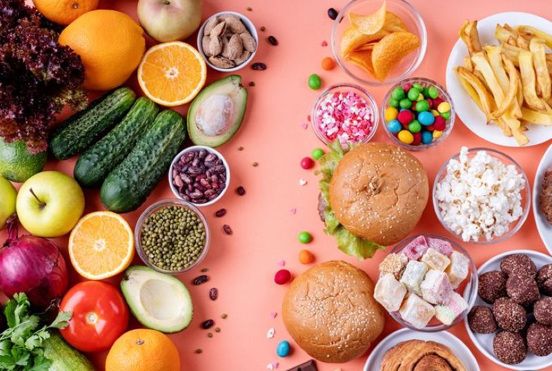 Ilustrasi Makanan Sehat dan Junk Food.