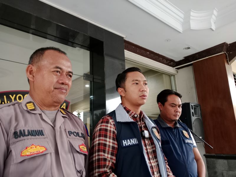 Pejabat Sementara (PS) Kanit Pidum Satreskrim Polresta Sleman Ipda Hanif Aqiel R (tengah)