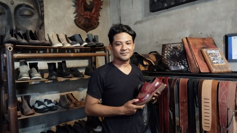 TINGKATKAN PRODUKSI: Ketua IKM Sentra Manding Yuhanto Ari Nugroho menunjukan sepatu kulit produk Manding. Dengan fasilitasi mesin dan  alat modern di Ndalem Kulit Jogja membuat perajin hemat bahan bak