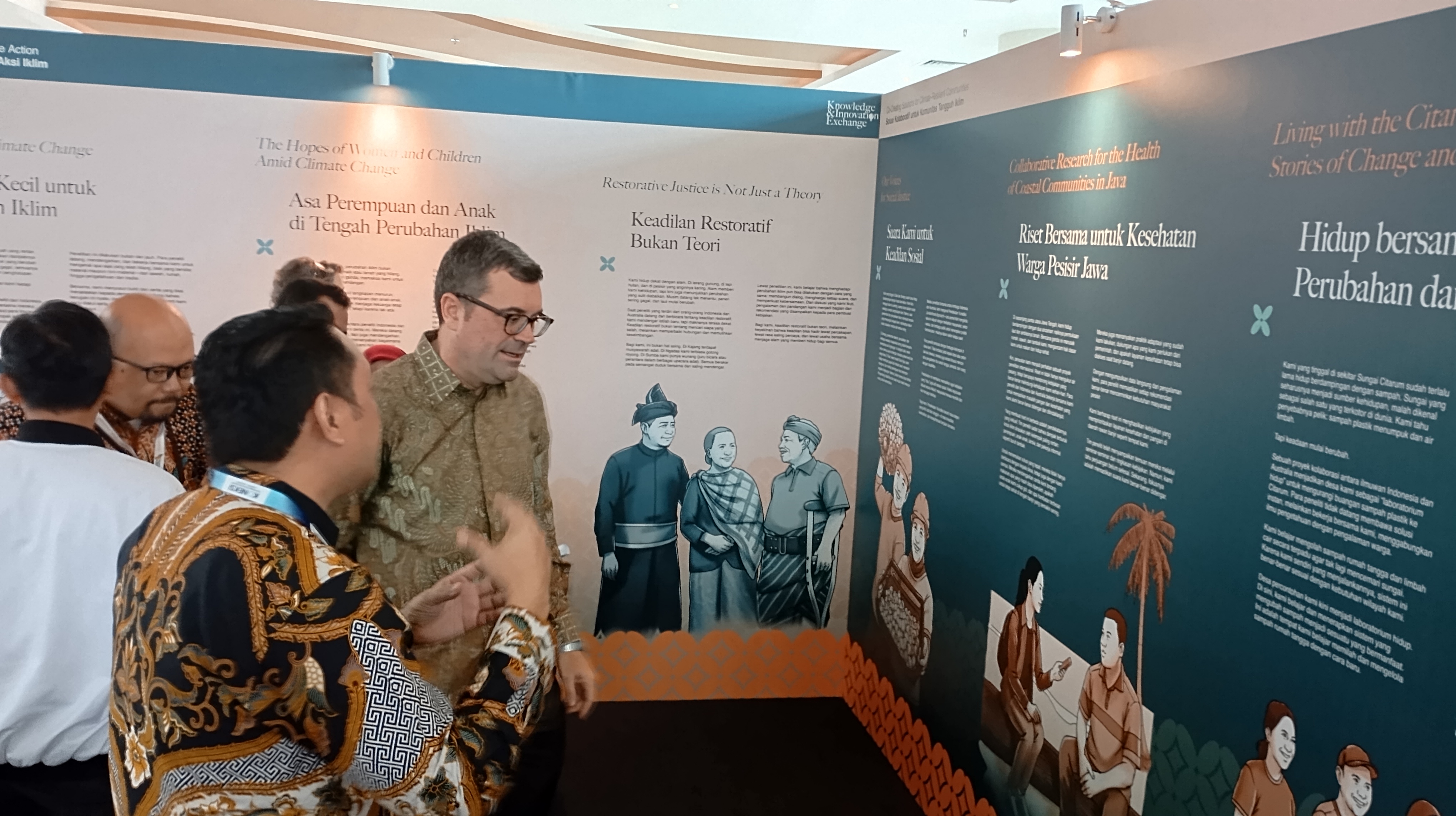 Jajaran pemerintah Indonesia, Australia dan DIY saat berfoto bersama dalam Knowledge and Innovation Exchange (KIE) di Hotel Alana Yogyakarta, Rabu (19/11/2025).