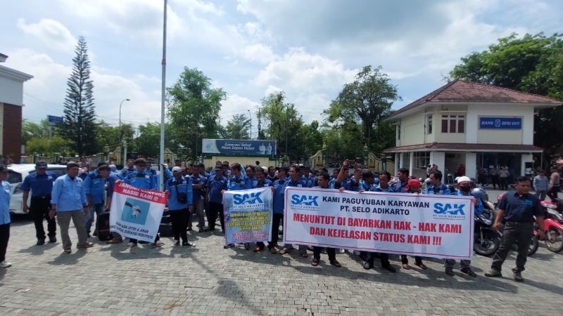 ASPIRASI: Karyawa PT SAK menyuarakan tuntutan gaji mereka.&nbsp;