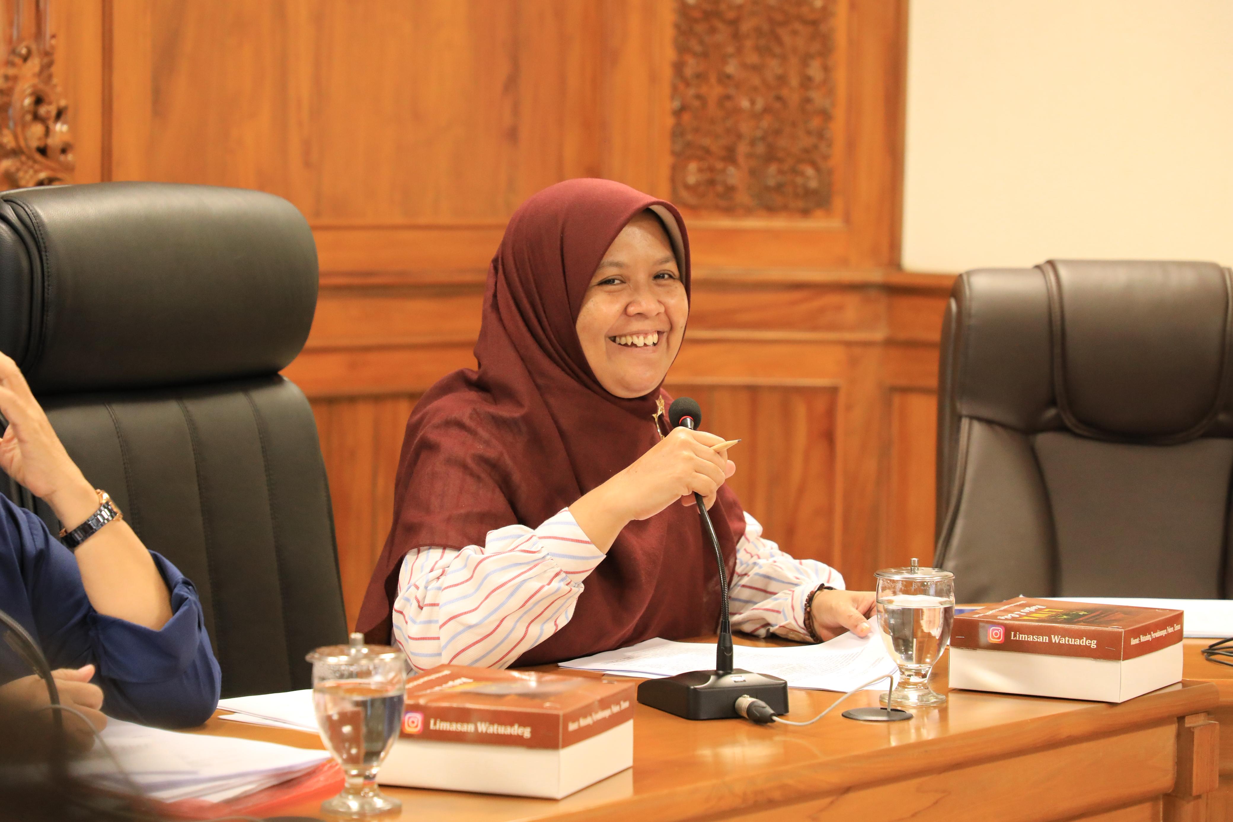 Ketua Panitia Khusus (Pansus) Raperda Penataan dan Pemberdayaam Pedagang Kaki Lima DPRD Kabupaten Sleman Hj. Sumaryatin SSos MA
