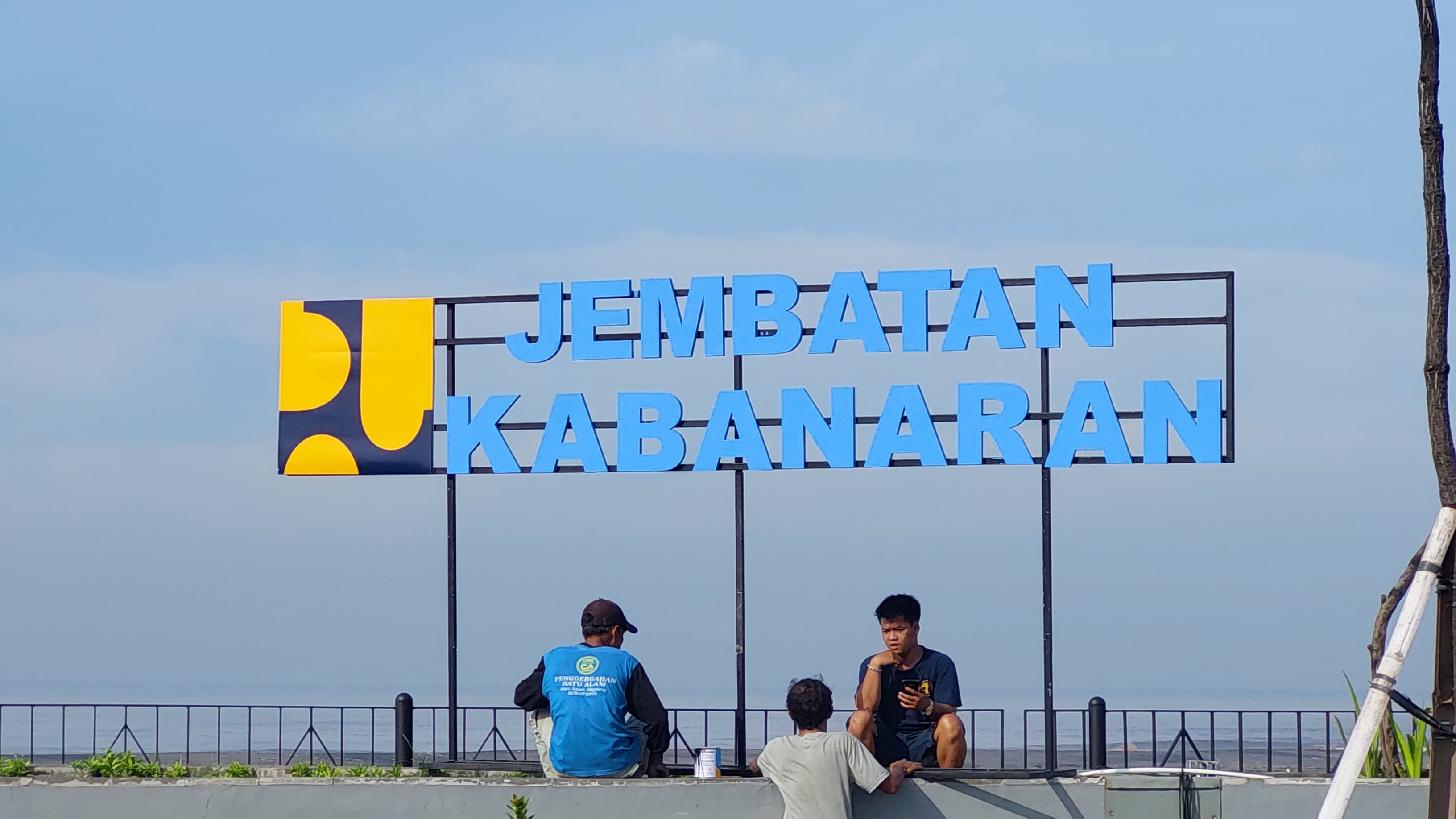 Jembatan Pandansimo yang telah berubah nama menjadi Jembatan Kabanaran. Jembatan ini menghubungkan Kabupaten Kulon Progo dengan Kabupaten Bantul.