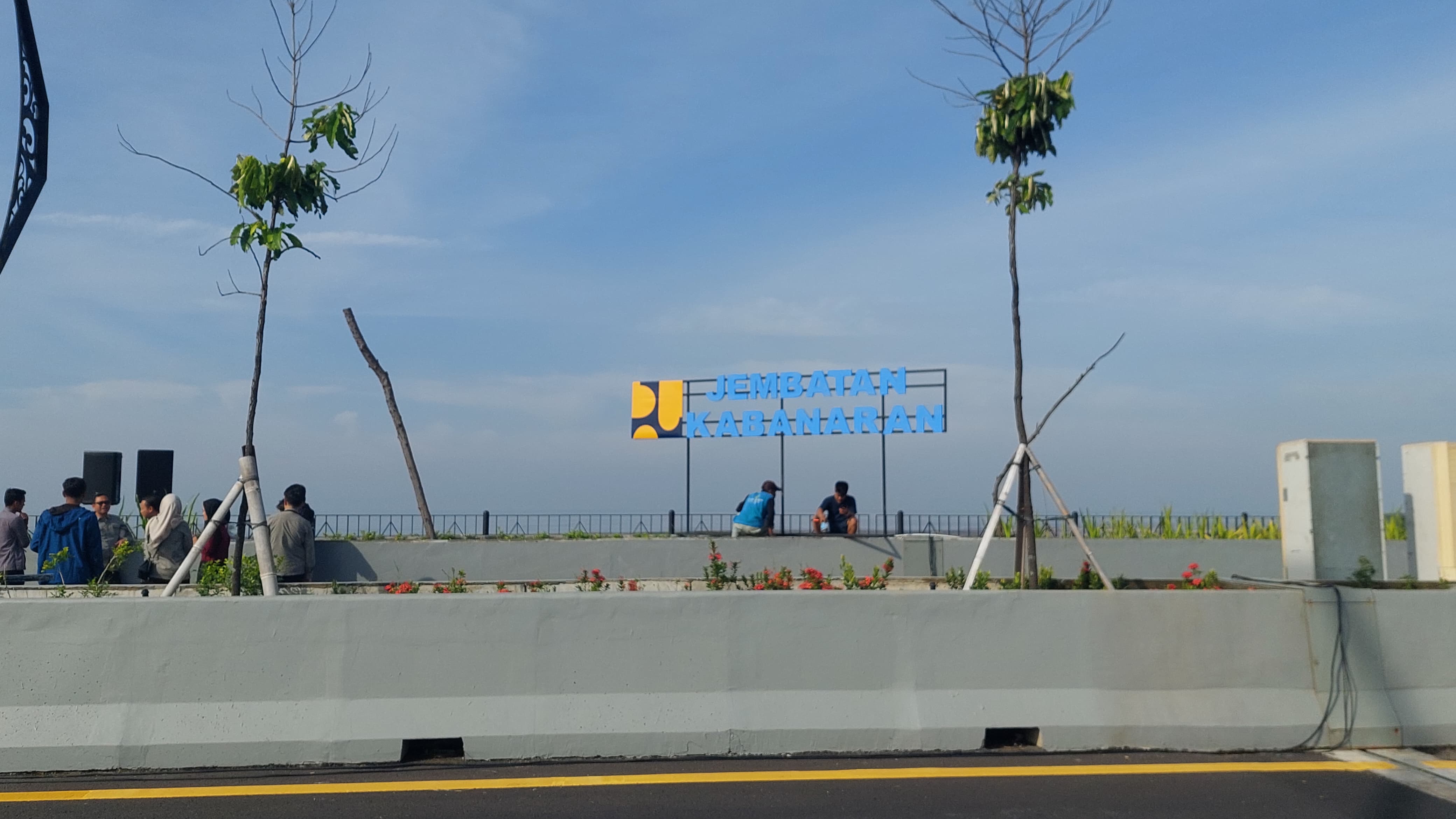 PERSIAPAN: Tulisan Kabanaran sedang dipasang oleh petugas sebelum peresmian.