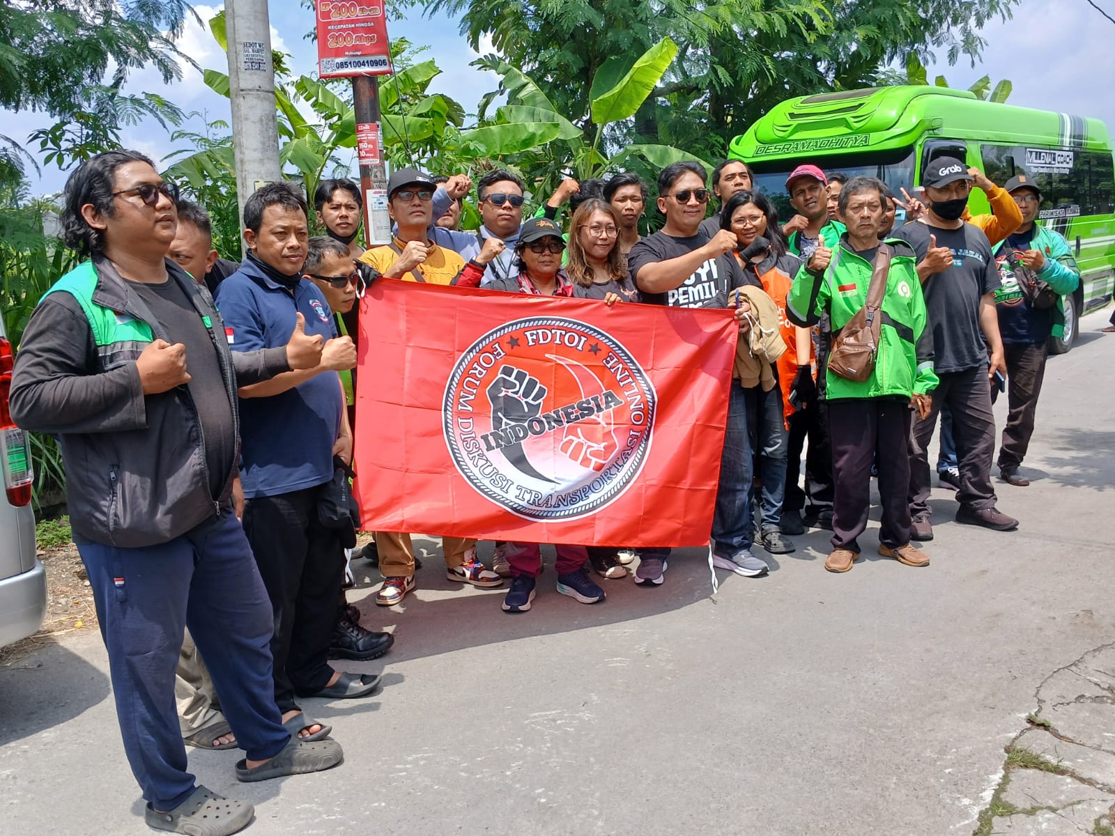 BERANGKAT: Puluhan pengemudi ojol yang tergabung dalam Forum Ojol Yogyakarta Bergerak sebelum berangkat mengikuti aksi di Jakarta, Rabu (19/11/2025).