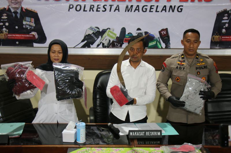 TUNJUKKAN BARBUK: Polisi menunjukkan barang bukti kasus kekerasan.