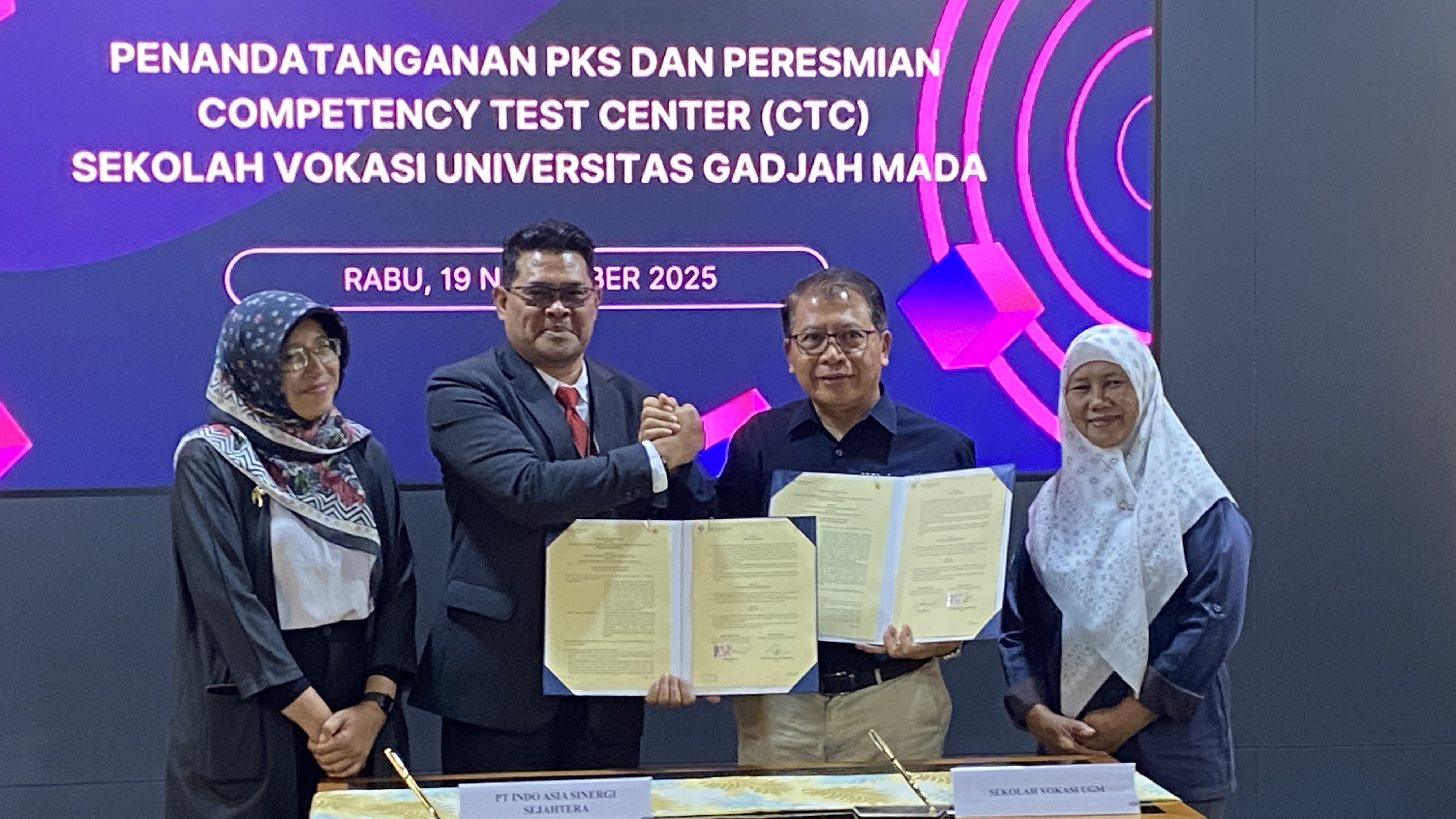 Simbolis: Penandatanganan MOU dan Persemian CTC Sekolah Vokasi UGM di Gedung Departemen Ekonomi dan Bisnis UGM, Rabu (9/11).
