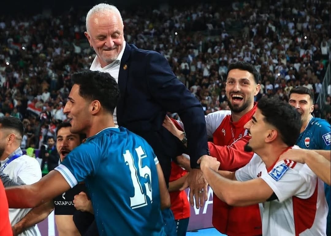 Tim nasional Irak rayakan kemenangan atas UEA bersama sang pelatih Graham Arnold