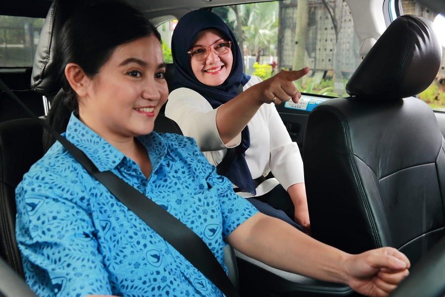 Ilustrasi penggunaan taksi sebagai moda transportasi publik.