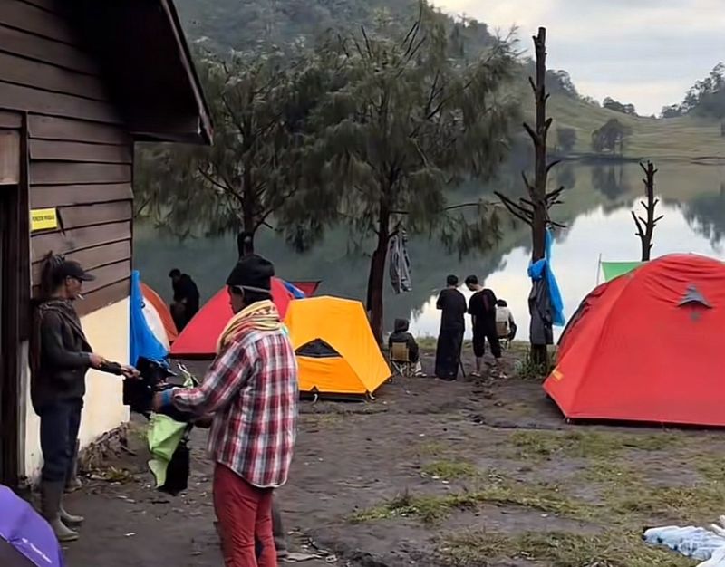 Pendaki di area Ranu Kumbolo menunggu proses evakuasi.
