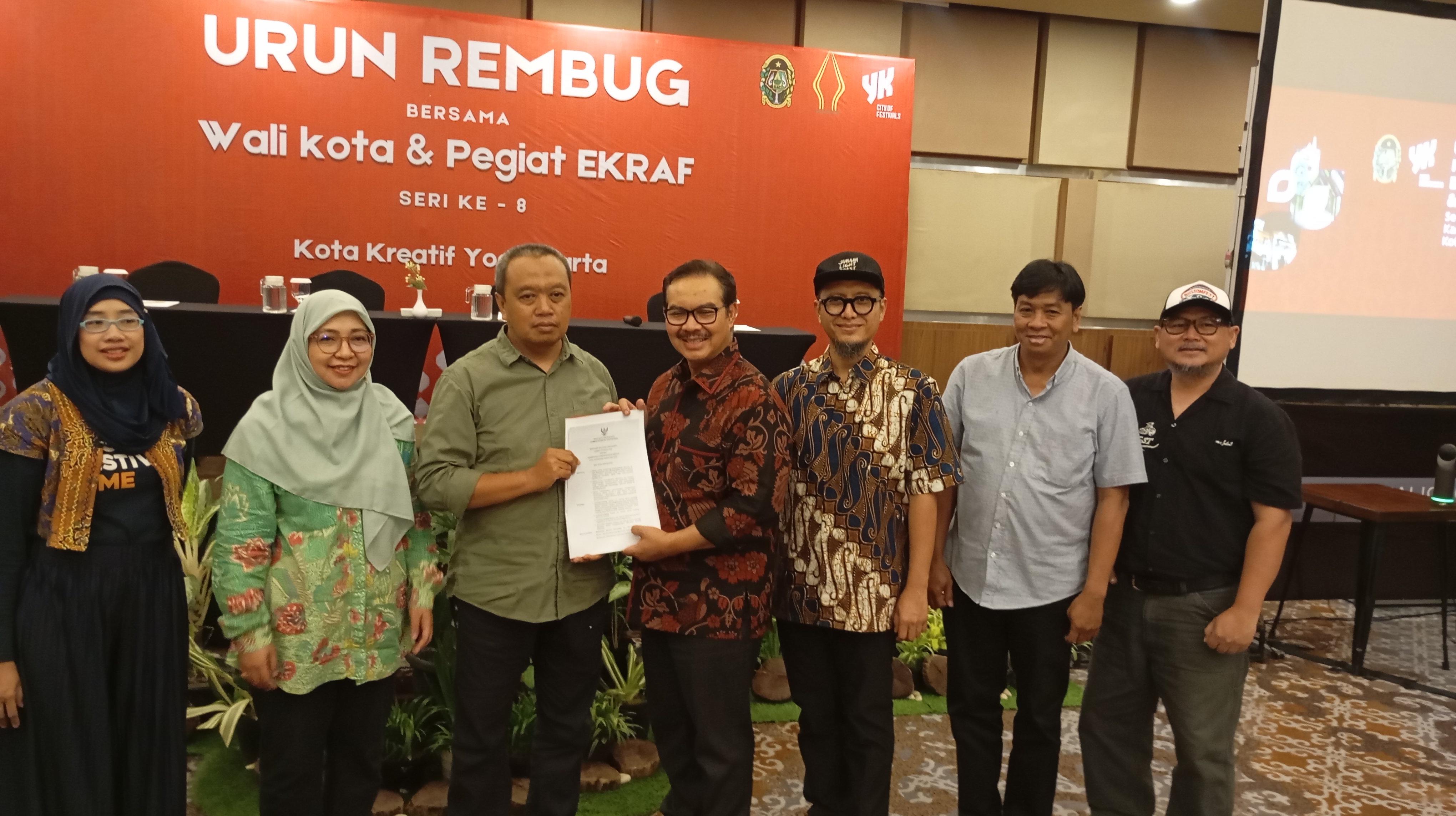 KOMITMEN: Wali Kota Jogja Hasto Wardoyo bersama Komite Ekonomi Kreatif Kota Jogja menandatangani komitmen mewujudkan Kota Jogja sebagai city of festivals di Hotel Harper, ke