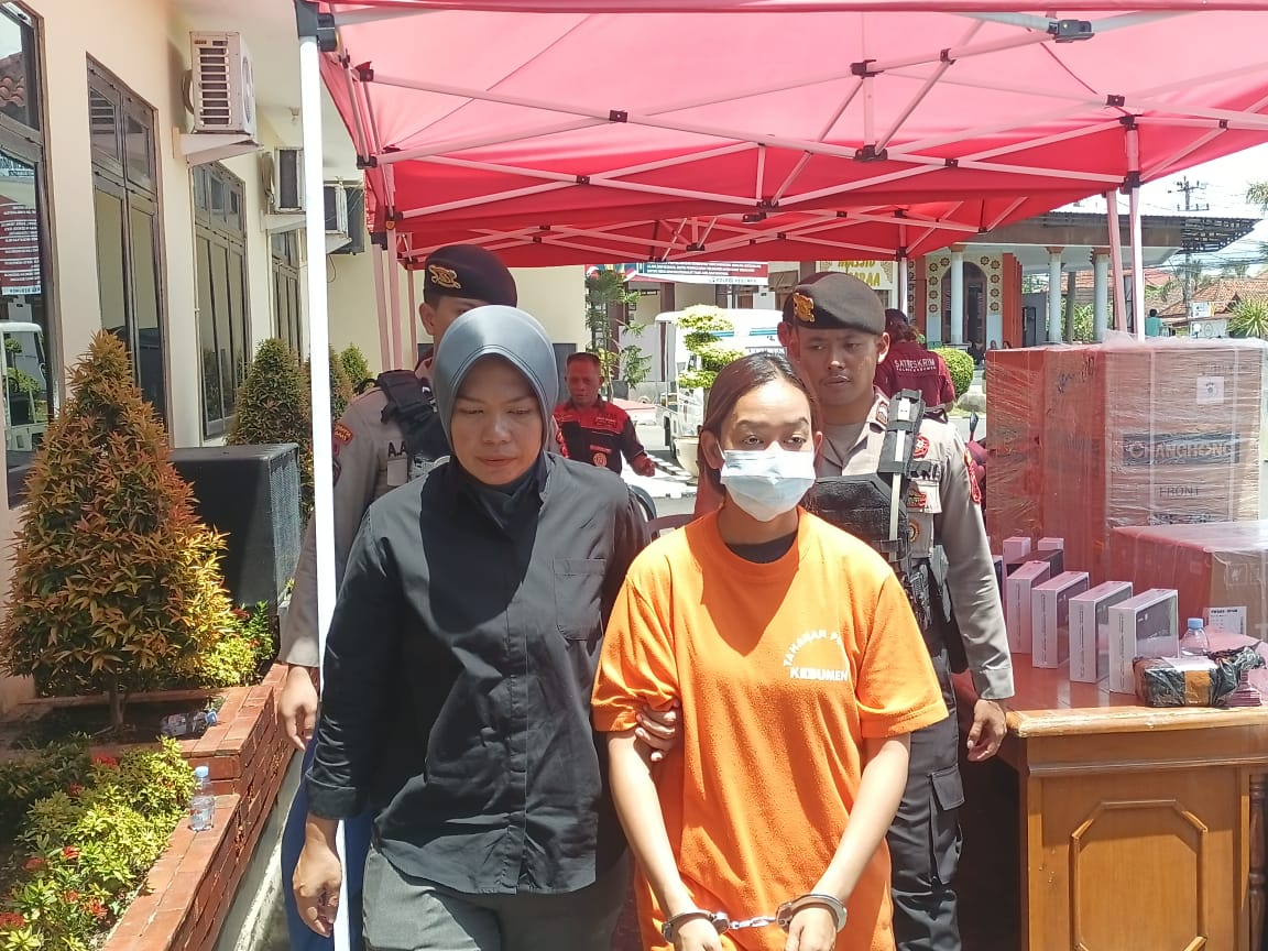 Tampang Noviyatun, 29, pelaku investasi bodong yang berhasil menipu 83 korban. Ia mengenakan baju tahanan usai diringkus jajaran Satreskrim Polres Kebumen. (M Hafied/Radar Jogja)  &nbsp;